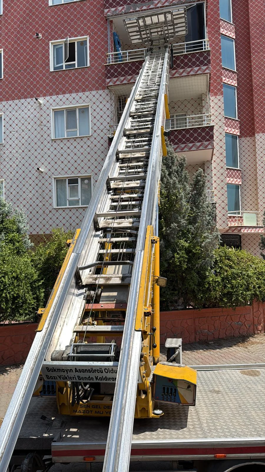 Şehir içi nakliye kamyonu ve paketli eşyalar